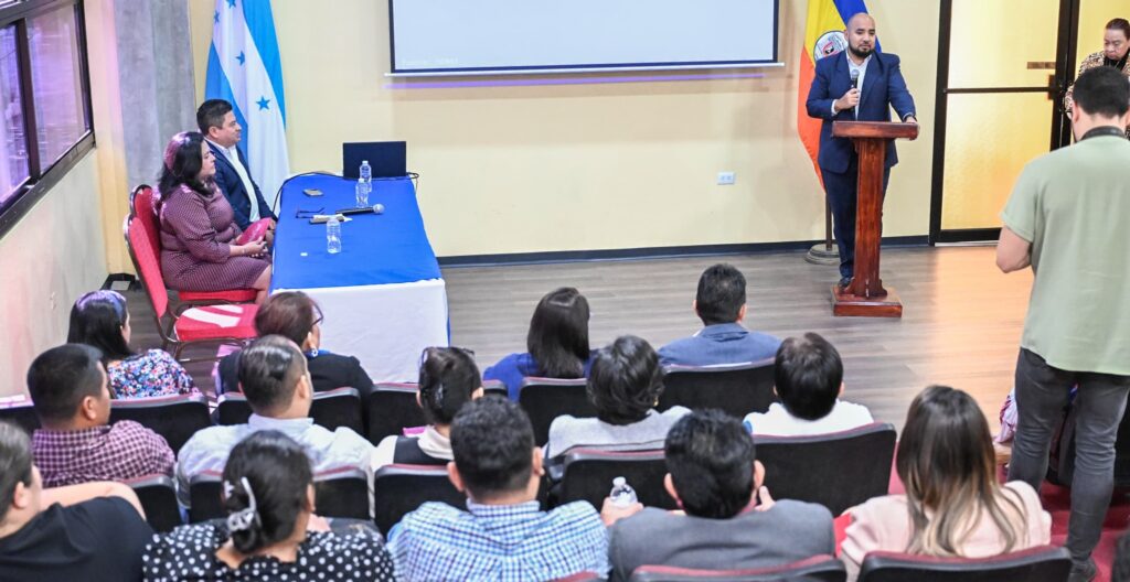 SEDUC lanza maestría y becas para docentes hondureños